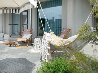 Terrasse mit Hängematte neben Pool