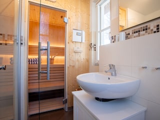 Badezimmer im EG mit Zugang zur Sauna