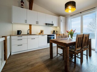 Offene Küche mit Essbereich, Geschirrspüler und Meerblick