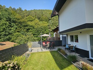Terrasse mit Holzkohlegrill