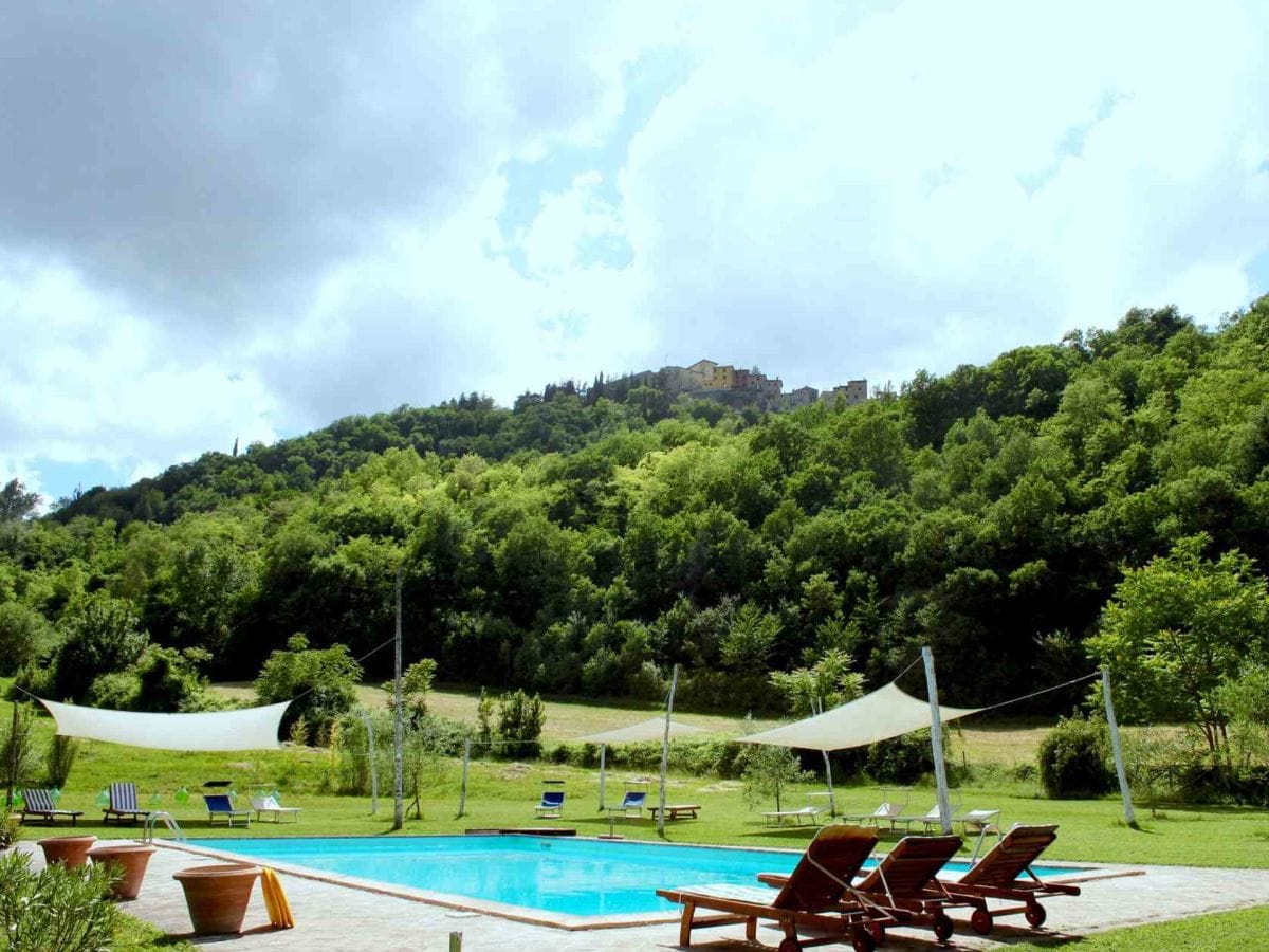 Pool mit Blick auf das mittelalterliche Dorf Montone