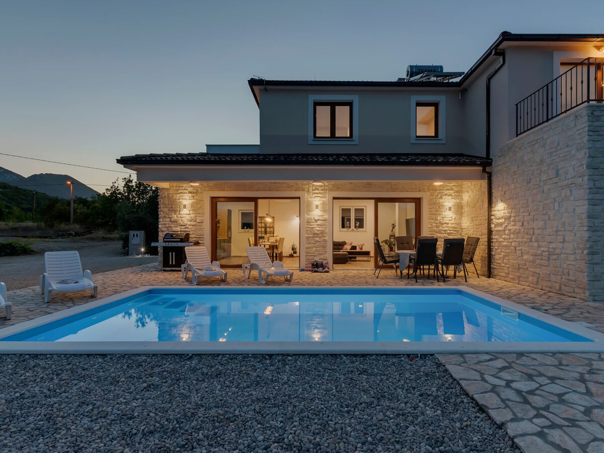 Villa Dolac met zwembad