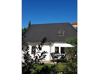 Bick aus dem Garten auf das Haus mit Terrasse