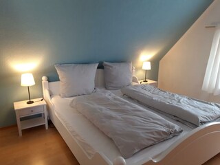 Das große Schlafzimmer mit Doppelbett 2x90cm