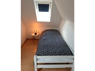 Das Einzelbette im kleinen Schlafzimmer ist 0,90m breit