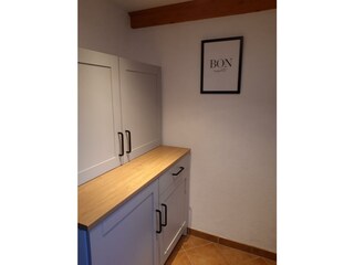Küchenschrank voll mit Geschirr...