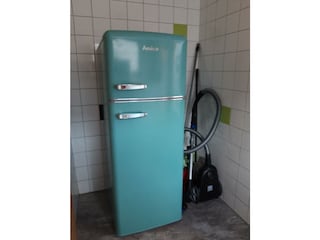 Kühlschrank mit großem Gefrierfach im Abstellraum