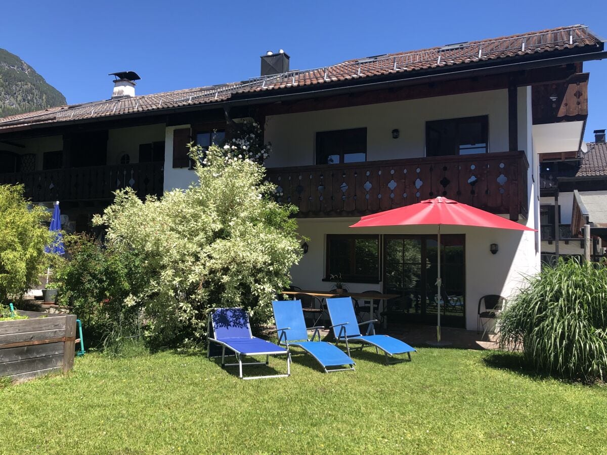 Hausansicht mit Garten und Terrasse