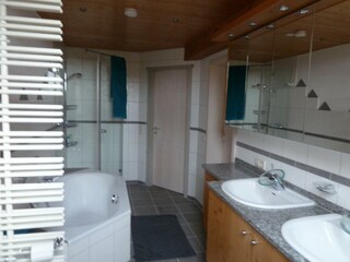 Bathroom 1, picture 2