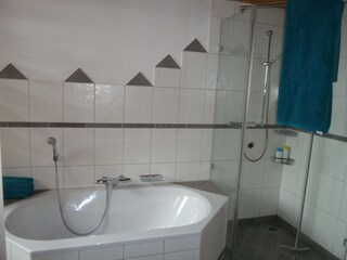 Bathroom 1, picture 4