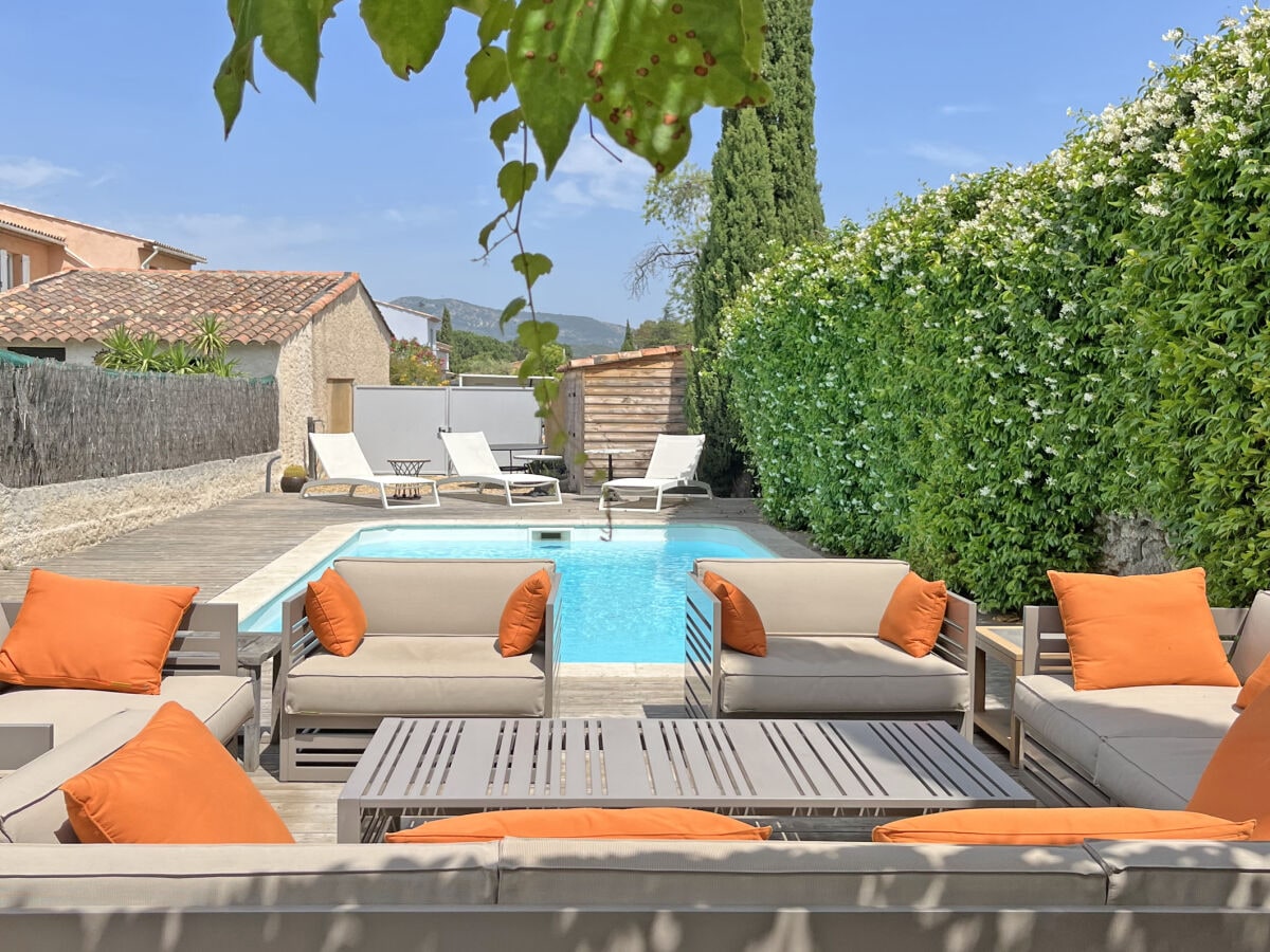 Garten mit Pool und Lounge-Sitzgruppe