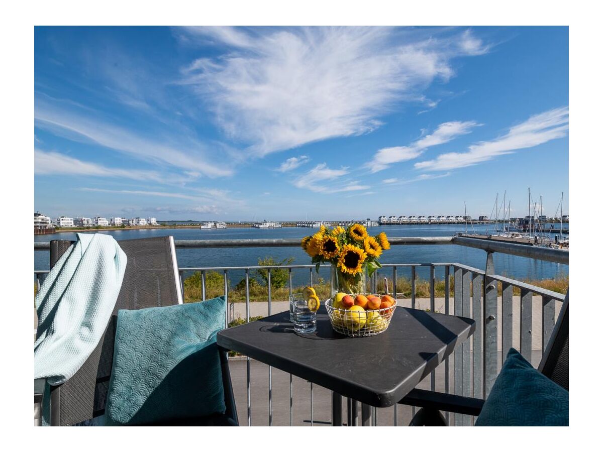 Santiano Flat - Balkon mit Blick auf das Hafenbecken