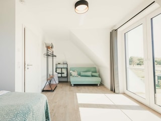 Schlafzimmer mit ausziehbarer Couch