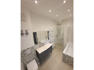 Badezimmer mit Badewanne & Dusche