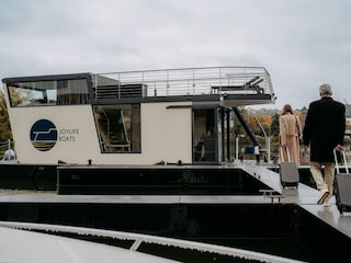 schwimmendes Ferienhaus mit Panoramablick und Terrasse