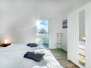 grosszügiges Schlafzimmer mit Doppelbett