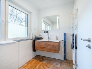 großes Waschbecken im Bad