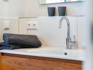 Badezimmer mit nötigen Utensilien