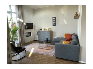 gemütliches Wohnzimmer mit Kamin