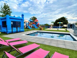Kinderpool mit Liegewiese