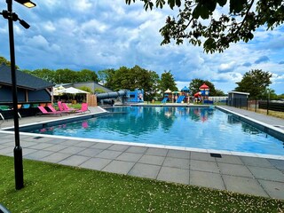 großer Pool mit Bar & Rutsche