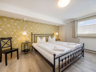 Das größere Schlafzimmer mit Doppelbett ...