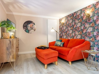 Das Wohnzimmer mit TV.