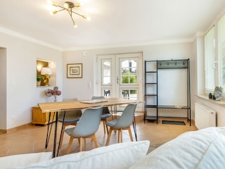 Die Veranda mit Garderobe und Austritt zur Terrasse.