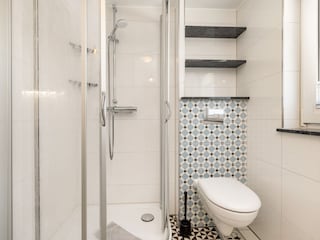 Das Bad mit Dusche, WC ...