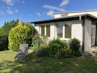 Die Liegewiese vor der Veranda.