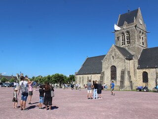 Die historische Stadt Sainte-Mère-Église befindet sich ganz in der Nähe