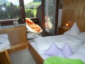 Schlafzimmer mit Blick auf Warth