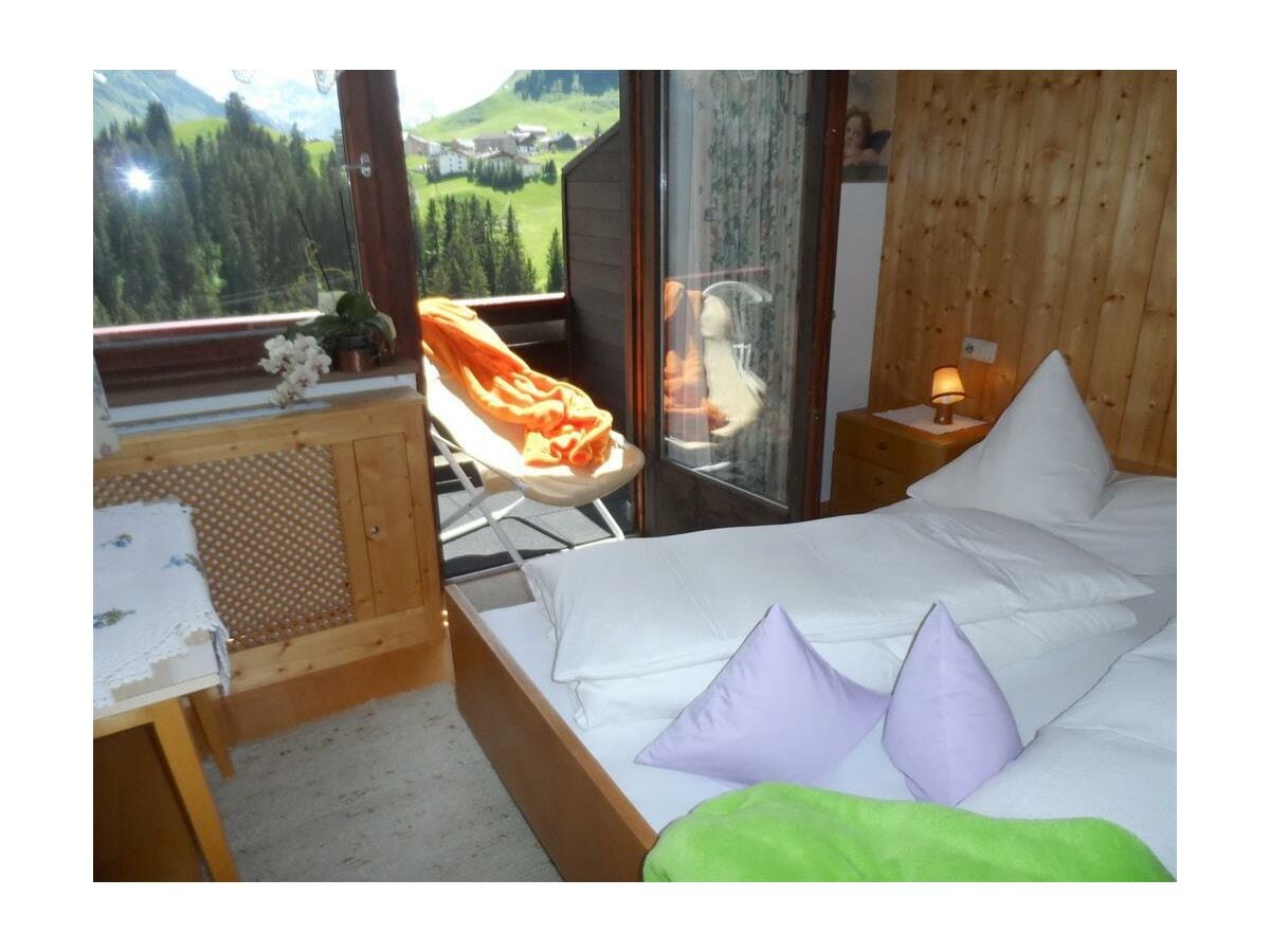 Schlafzimmer mit Blick auf Warth