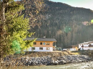 Von der gegenüberliegenden Flussseite