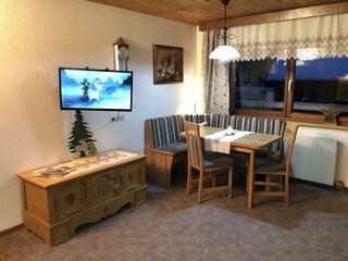 Eckbank mit zwei Stühlen