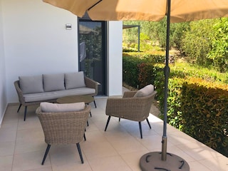 Villa Finikounda - Erdgeschoss Terrasse mit Gartenblick