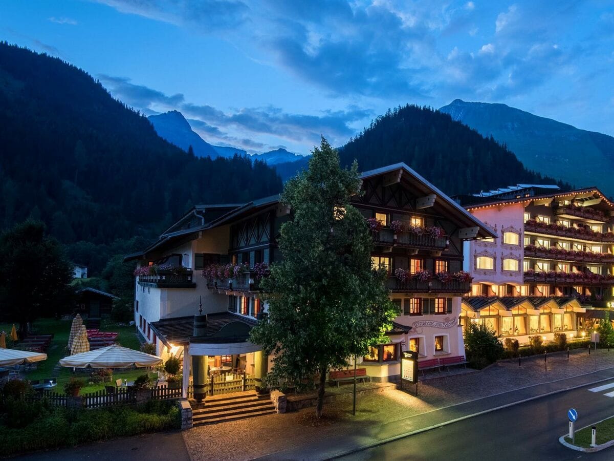 Hotel_Alpenrose_Lechtal_ vorne_seitlich_Abend