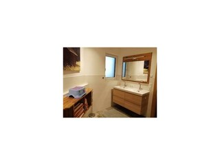 Badezimmer mit Doppelwaschbecken