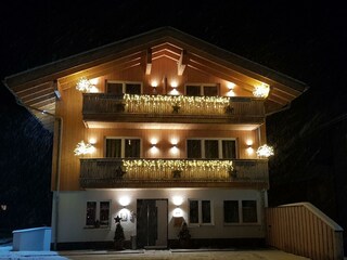 Hausansicht bei Nacht