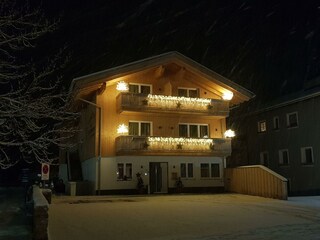 Hausansicht bei Nacht