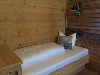 Einzelbett im Wohnraum (Kuschelhütte)