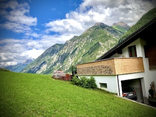 Terrasse mit Blick auf die Lechtaler Alpen