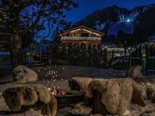 Außenansicht bei Nacht