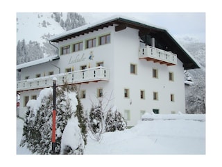 "Hintere Hausansicht im Winter 2015