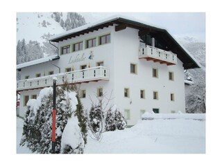 "Hintere Hausansicht im Winter 2015