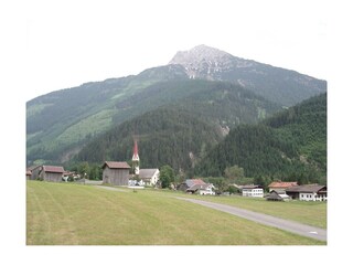 Häselgehr Weg in Richtung Kirche