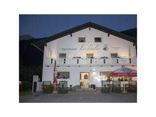 Hausansicht am Abend