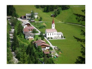 links von der Kirche Rolis Berghütte