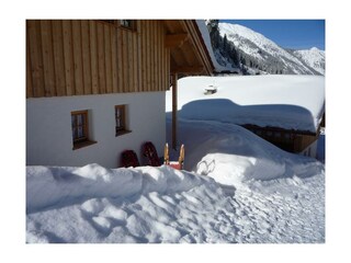 Schlitten und Schneeschuhe warten auf DICH