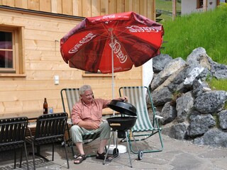 Grill und  Liegestühle vorhanden